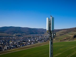 Funkmast in Landschaft