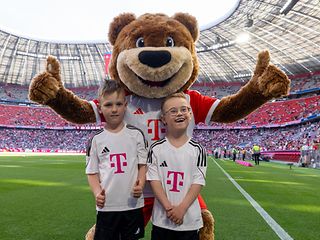 Jonte and Milo with club mascot Berni. 