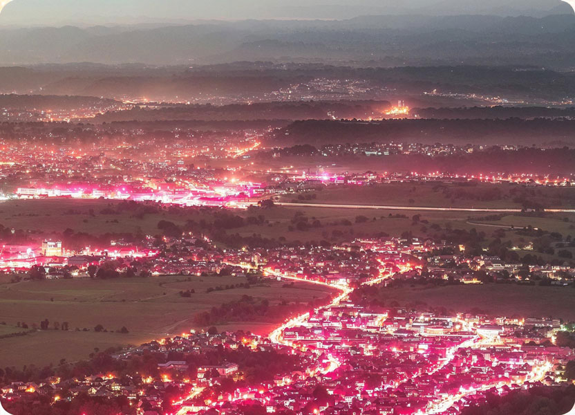 Eine in Magenta aufleuchtende Ortschaft als Darstellung der Kooperation zwischen der Telekom und der GdW