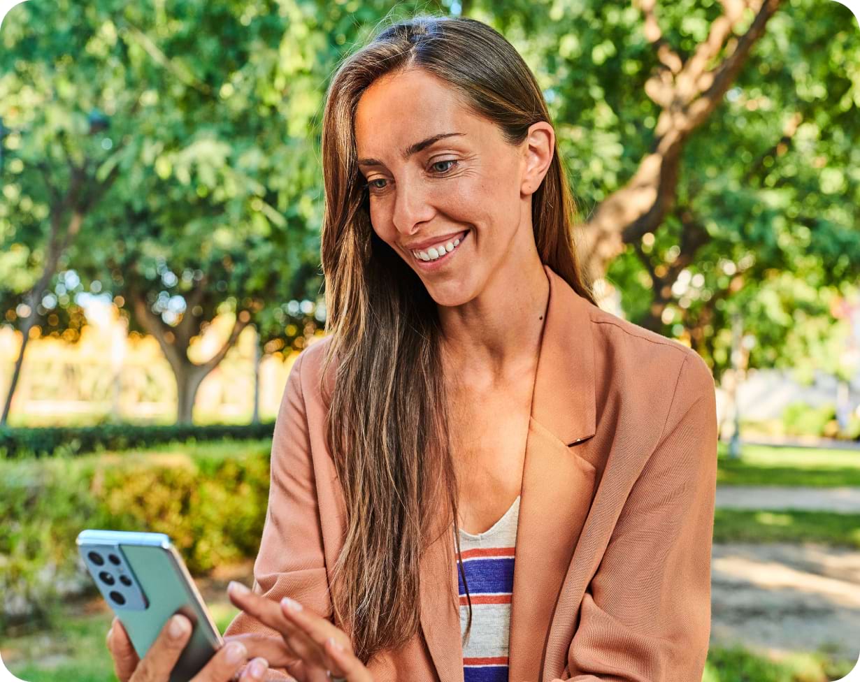 Frau mit Samsung Galaxy S24 Ultra als Symbolbild für die Vertragsverlängerung