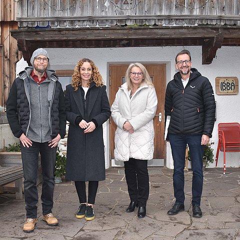 Gruppenfoto vor Hofeingang