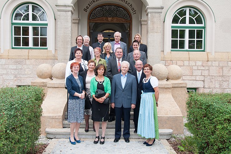 ganz vorne von links VD Elisabeth Zwicknagl, OLadNMS Johanna Breitenlechner, VD OSR Gerhard Jaworek, Bezirksschulinspektorin Margarethe Egger,