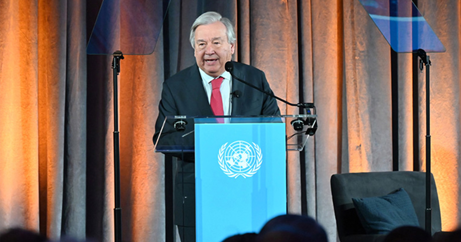 António Guterres s'exprime devant un podium