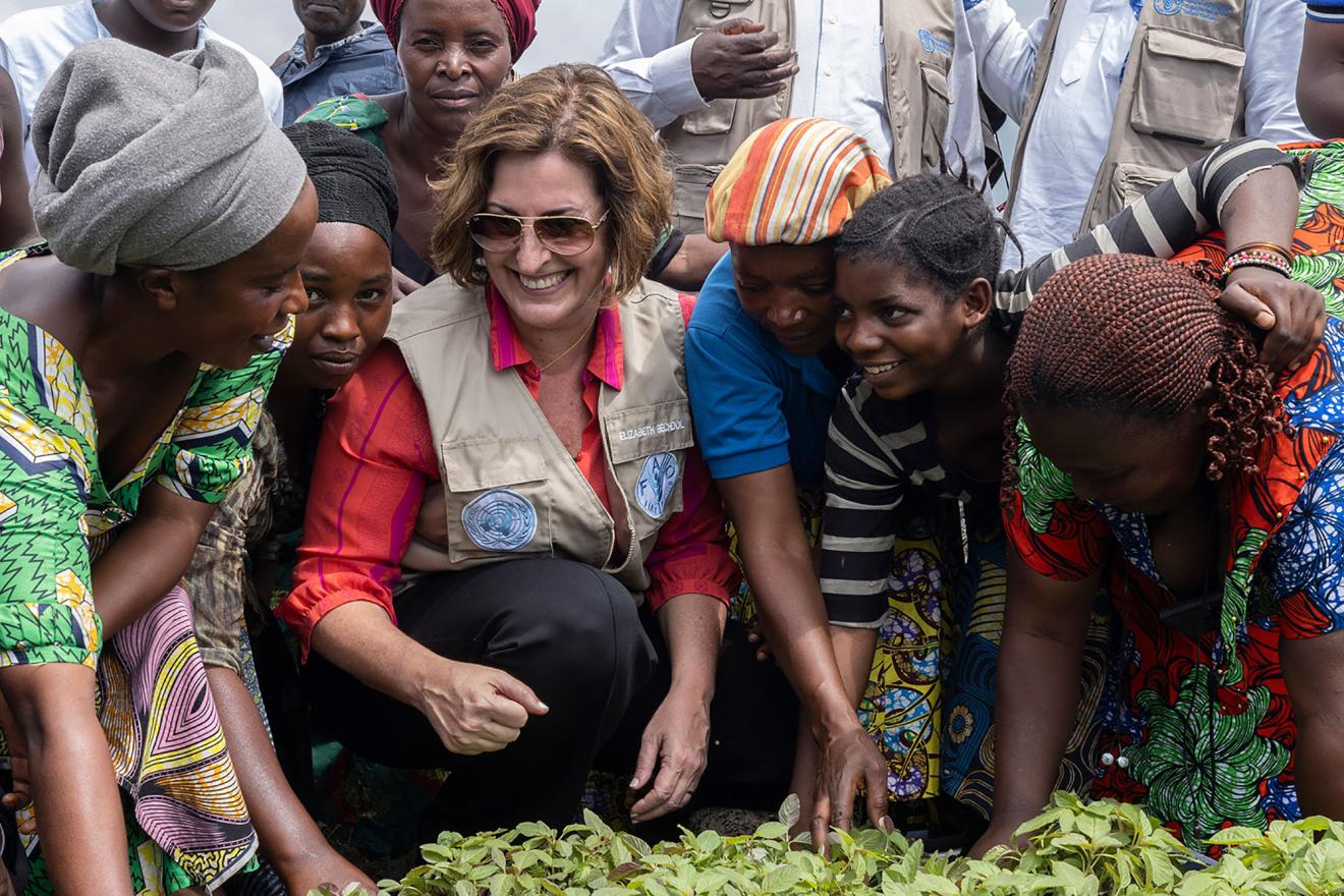 Un groupe de femmes travaillant dans un micro-jardin dans un camp de personnes déplacées en République démocratique du Congo.  