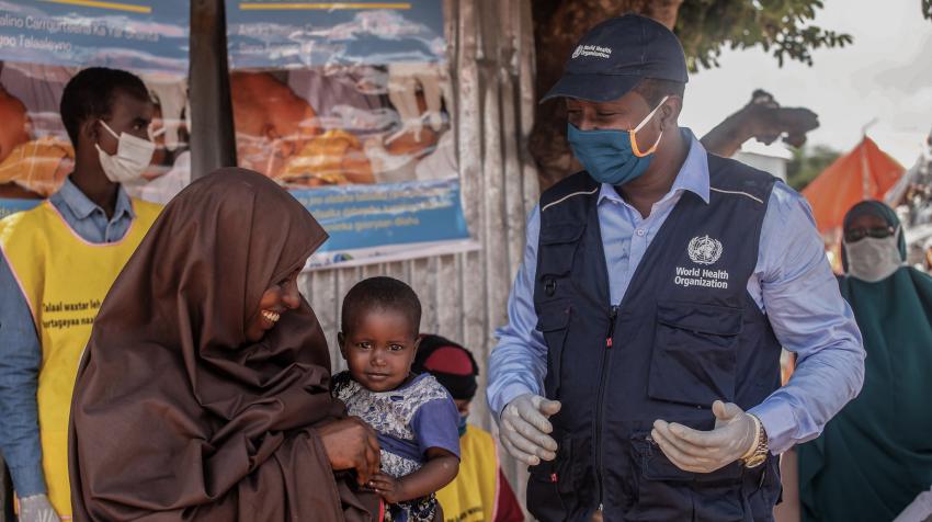 Une jeune femme attend de se faire vacciner.