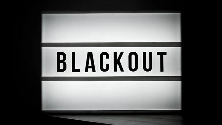 Nic než tma. Tak může vypadat realita velké spousty domácností i firem, pokud by Česko zasáhl velký výpadek elektřiny neboli blackout. Podle odborníků ale zejména firmy nejsou na tento typ krizové situace příliš připraveny. Přijetí některých opatření je přitom poměrně jednoduché. Firmám může významně pomoct třeba jen to, když budou ke svému provozu využívat cloudové služby.