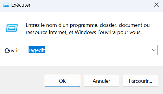 Lancez la boîte de dialogue Exécuter et saisissez la commande regedit 
