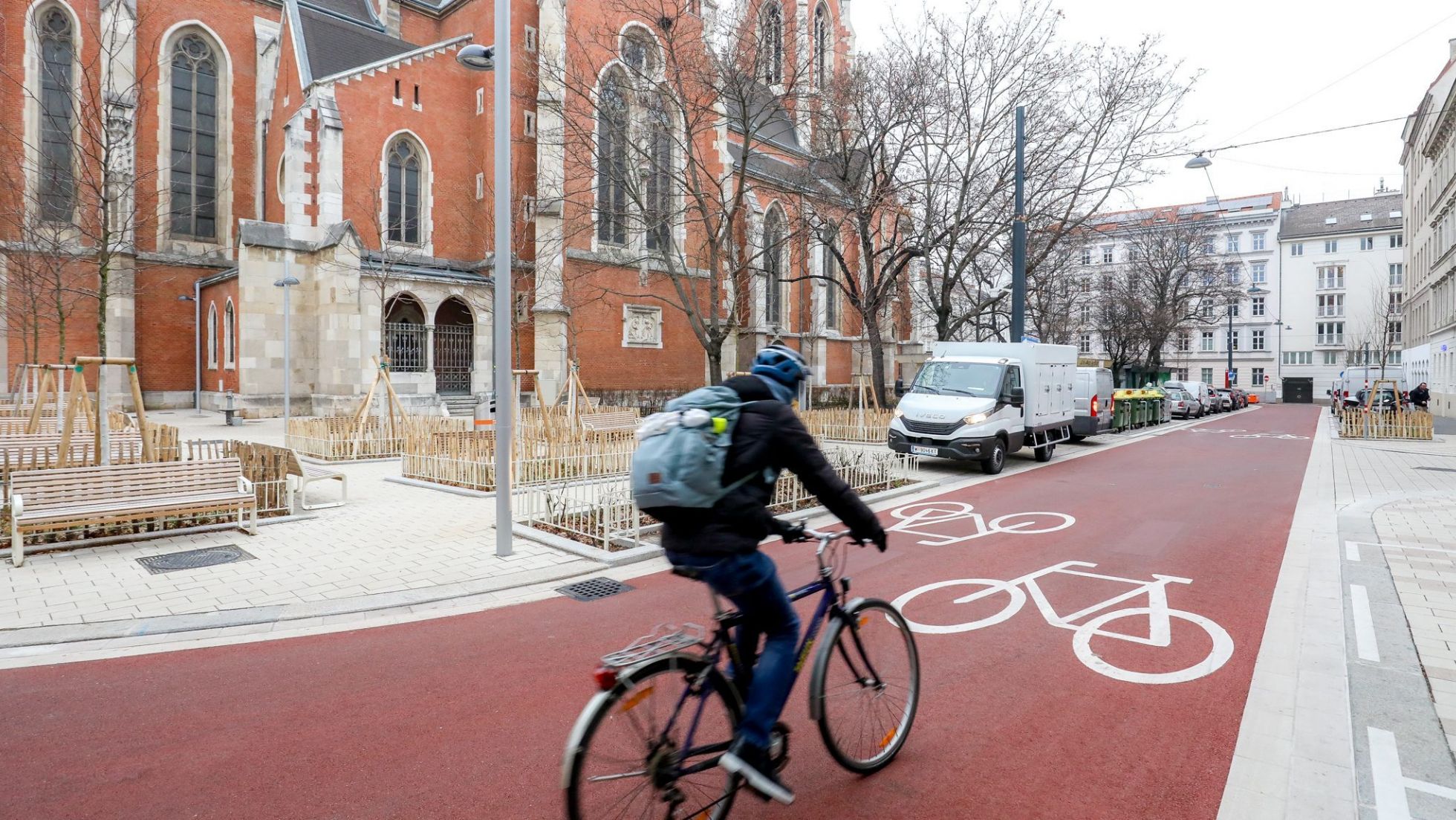 Radweg Argentinierstraße: roter Belag, Fahrradfahrer fährt auf neuer Radstraße