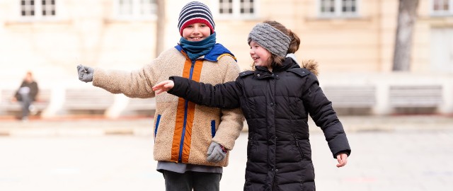 2 lachende Kinder in Winterkleidung   Christoph Liebentritt