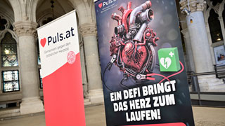 Plakat mit Maschinenherz und Text "Ein Defi bringt das Herz zum Laufen!"