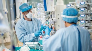 Zwei Personen bei der Arbeit in der Intensivstation der Klink Floridsdorf