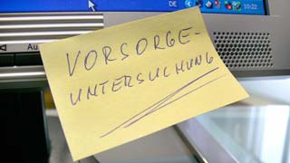 Post-It mit Text "Vorsorgeuntersuchung"