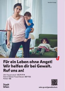 Eine junge Frau steht im Wohnzimmer mit dem Rcken zur Couch. Sie trgt ein weinendes Kleinkind auf der Hfte, im Hintergrund liegt ein Mdchen ermattet auf der Couch. Alle wirken unglcklich.