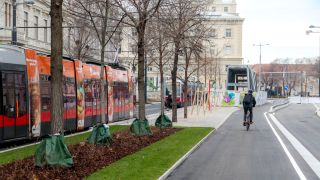 Umgebaute Universtittsstrae mit Radweg