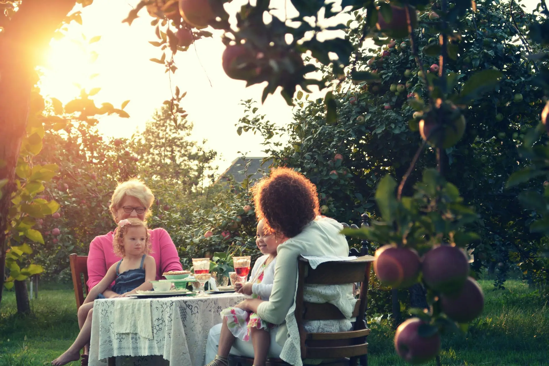 Famiglia in giardino