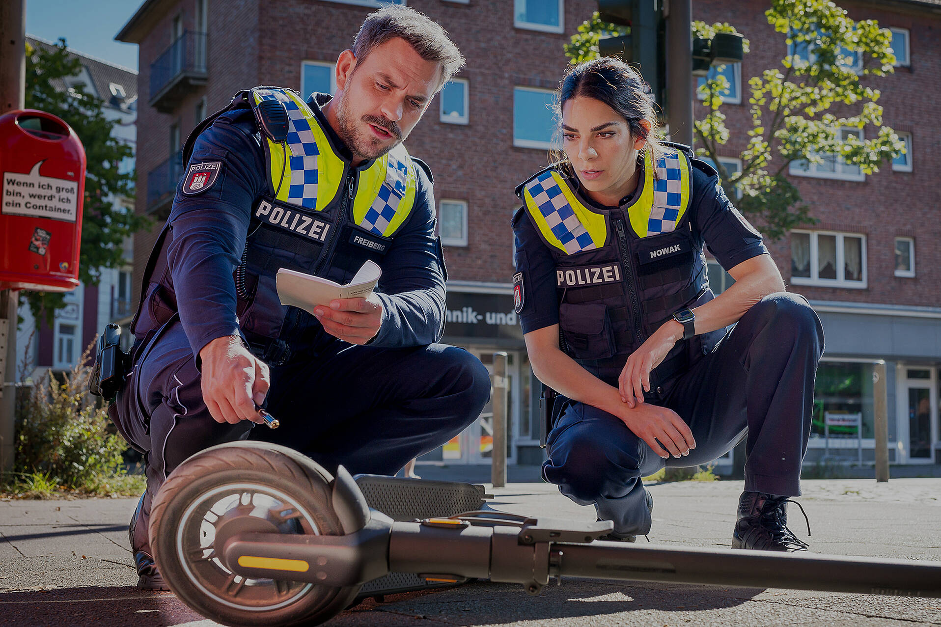 Kris (Marc Barthel) und Isa (Lilli Hollunder) schauen sich den Elektroroller, der in einen Unfall verwickelt war, genauer an (© ZDF/Boris Laewen)