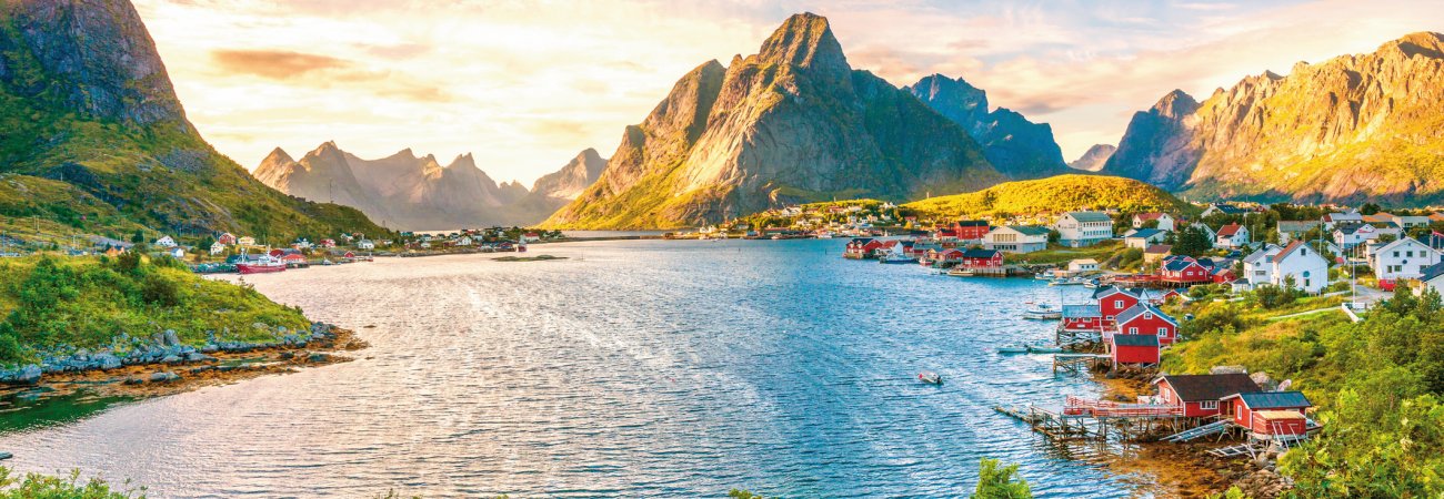 Blick auf Reine in den Lofoten © Sina Ettmer - stock.adobe.com