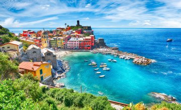 Blick auf Vernazza © Piotr Krzeslak - stock.adobe.com