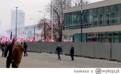 saakaszi - Marsz dopiero co wystartował a już jeden napruty narodowiec nasikał na inn...