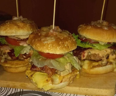 tomwick55 - Zrobiłem dzisiaj domowe burgery drwala

#burger #burgerdrwala #jedzenie #...