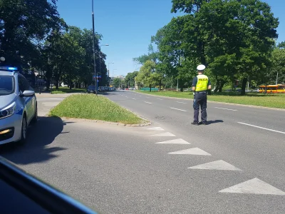 l.....l - Wlasnie zablokowali na 20 min glowna trasę w Stolicy ul. Marszalkowską.Stoj...