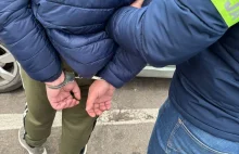 Porzucili auto w rzece i uciekli. Policjanci zatrzymali obywateli Rumunii