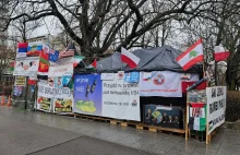 Prorosyjska instalacja stoi w centrum Warszawy. Policja nie może jej rozebrać