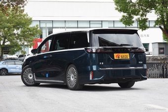 2025款梦想家 PHEV 四驱旗舰乾崑版