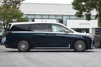 2025款梦想家 PHEV 四驱旗舰乾崑版