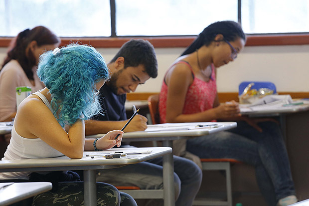 SAO PAULO, SP, BRASIL. 10.01.2016. Candidatos durante a segunda fase da fuvest, no predio da Cidade Universitaria. (Foto: Moacyr Lopes Junior/Folhapress, COTIDIANO). ***EXCLUSIVO***