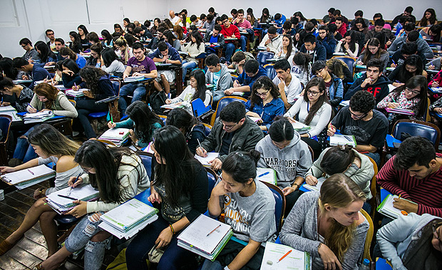 Estudantes em sala de aula do cursinho Anglo; primeira fase da Fuvest acontece em 26 de novembro