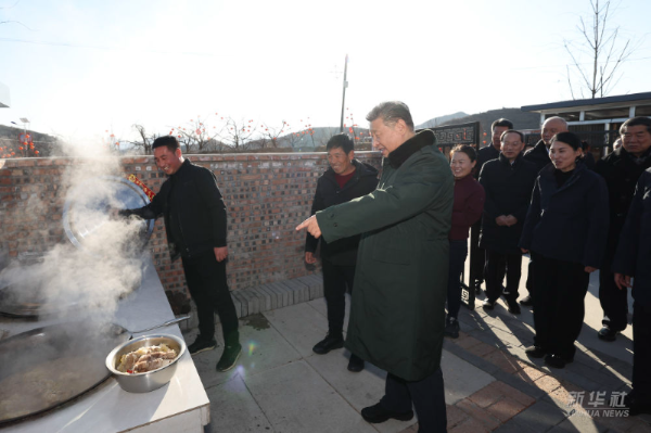 习近平在辽宁葫芦岛市看望慰问受灾群众