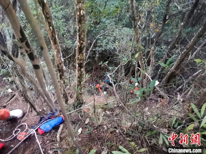 驴友不慎坠崖 福建武夷山消防6小时驰援施救