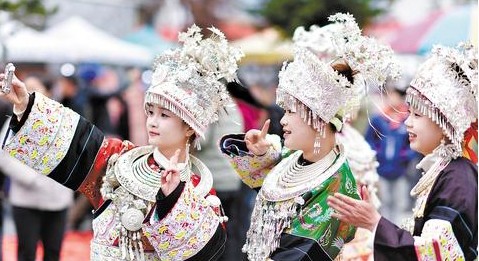 “村超”带火“村集”