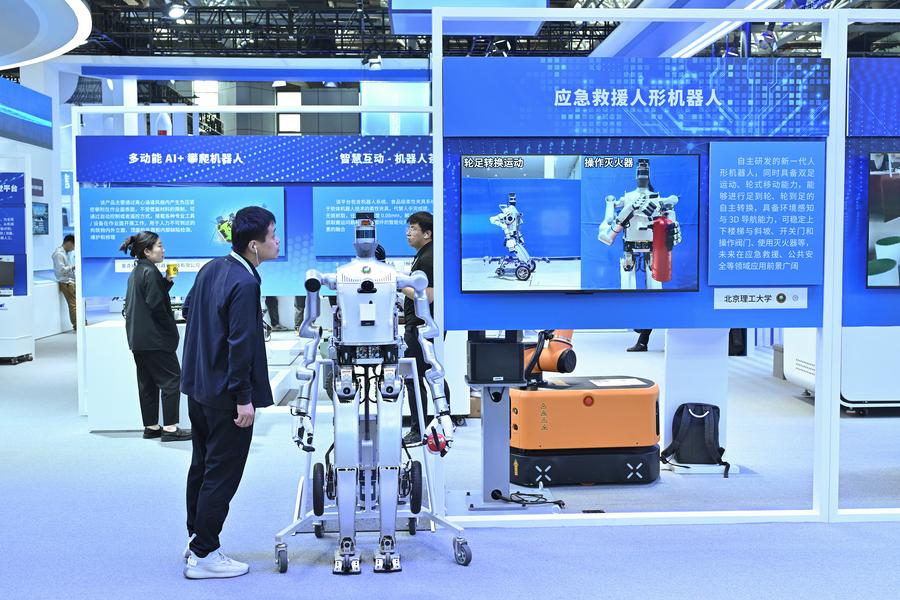 Un robot humanoide para el rescate de emergencia durante una exposición permanente en el Centro de Exhibiciones de Zhongguancun, en Beijing, la capital de China, el 26 de abril de 2024. (Xinhua/Li Xin)