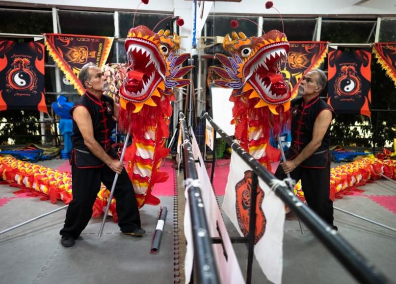 Dragón chino danza en Buenos Aires para celebrar la llegada del Año Nuevo Lunar