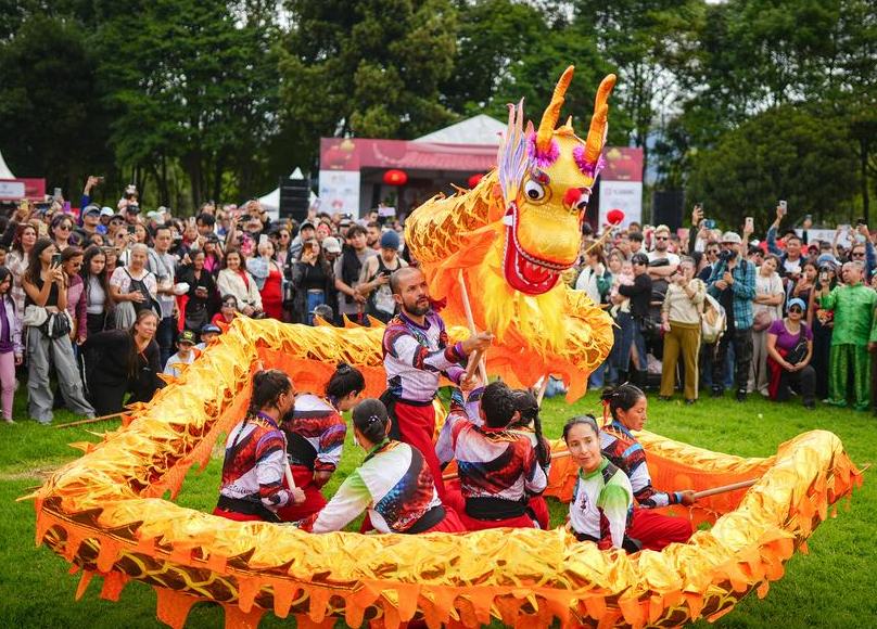 Colombianos celebran con multitudinaria asistencia Fiesta de la Primavera de China