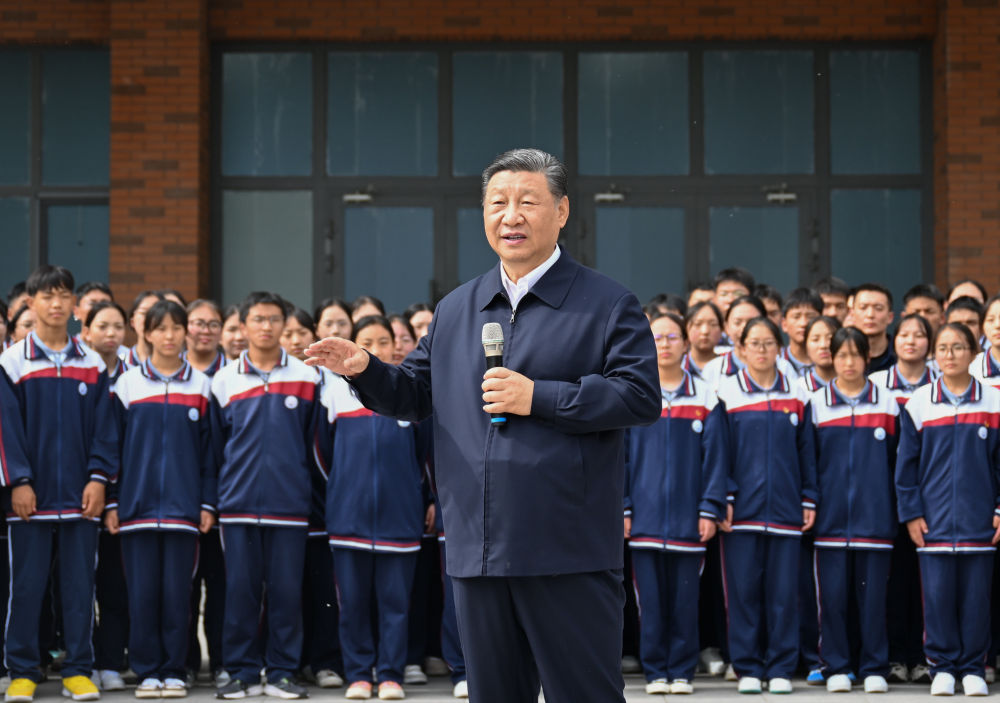 
                                        习近平在青海考察时强调 <br>持续推进青藏高原生态保护和高质量发展 <br>奋力谱写中国式现代化青海篇章