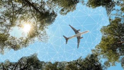 : Umwelt - ein Flugzeug im Himmel, der die Form Österreichs hat umgeben von Wald - künstlich gestaltet.